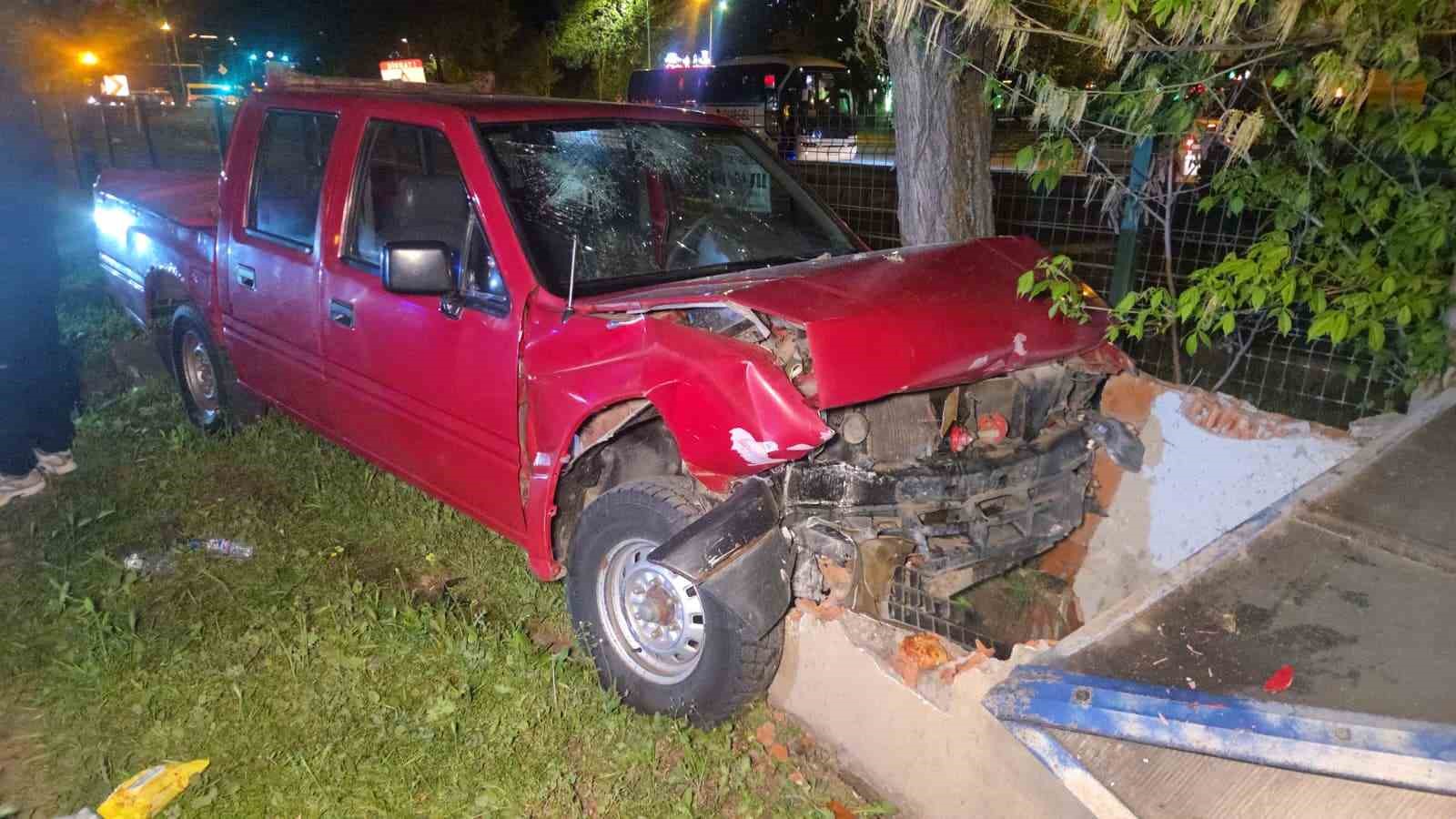 Kontrolü kaybeden kamyonet orta refüje savruldu; 1 yaralı
