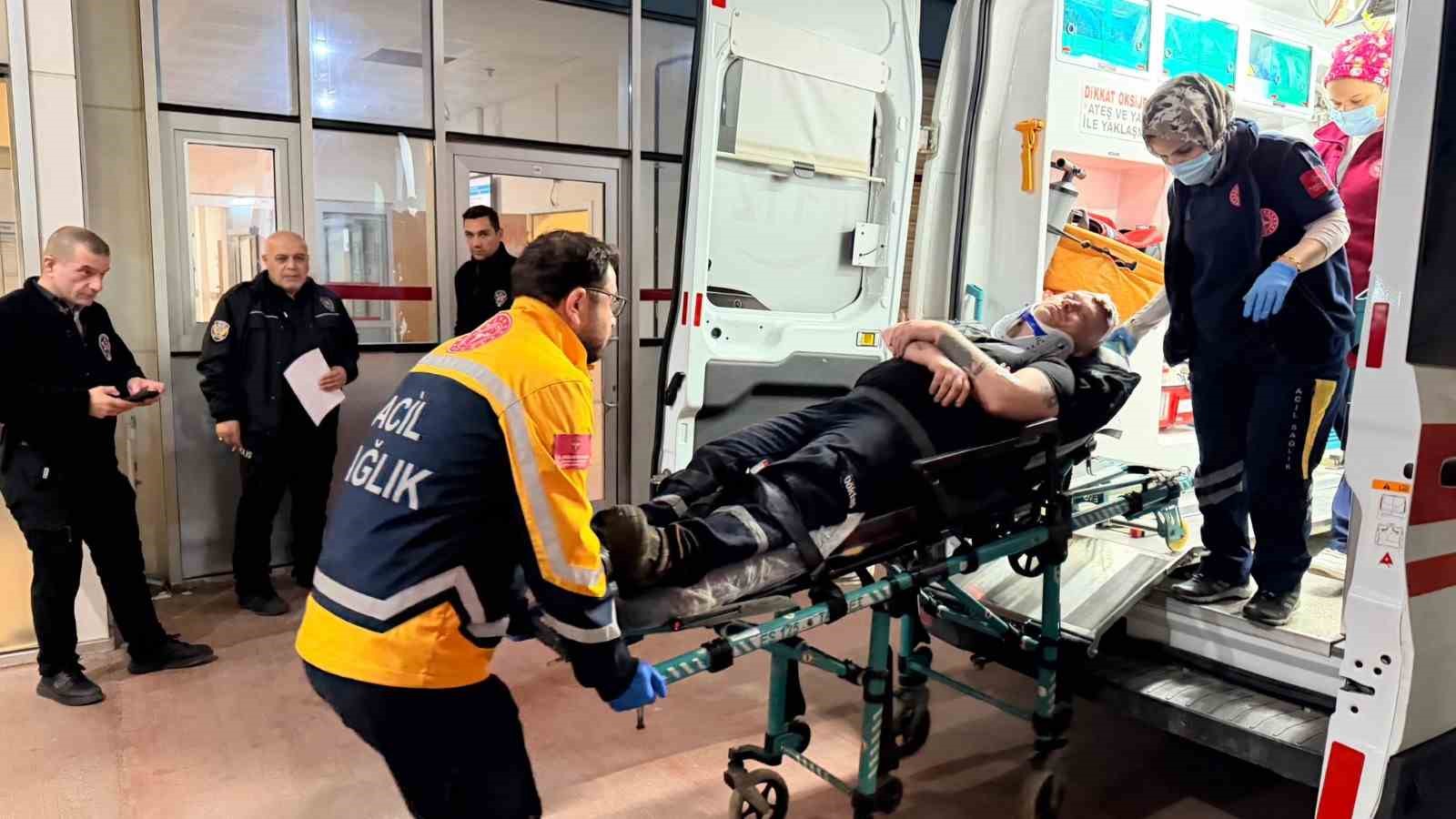 Kontrolü kaybeden kamyonet orta refüje savruldu; 1 yaralı
