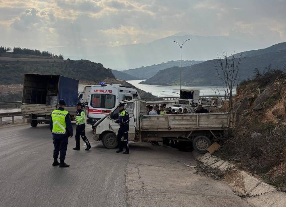Kontrolü kaybeden kamyonet yoldan çıktı

