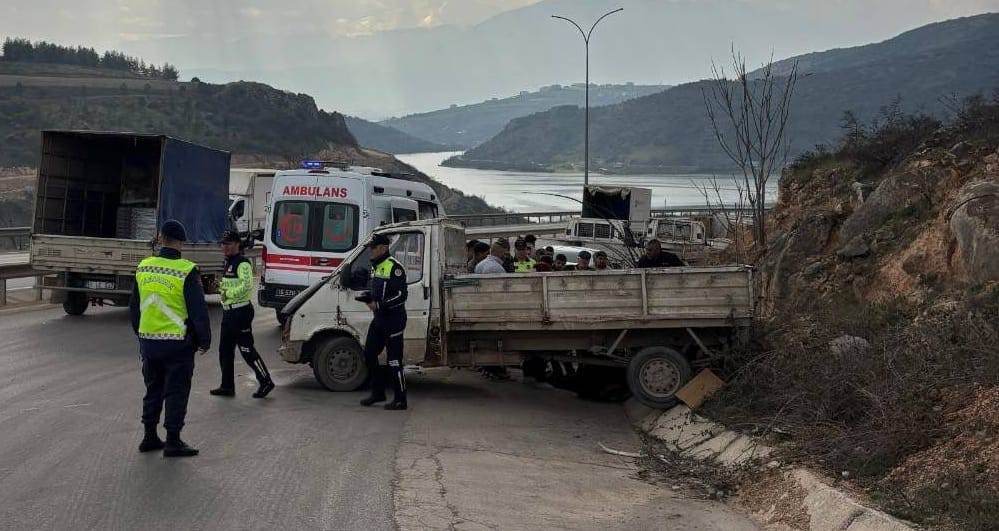 Kontrolü kaybeden kamyonet yoldan çıktı
