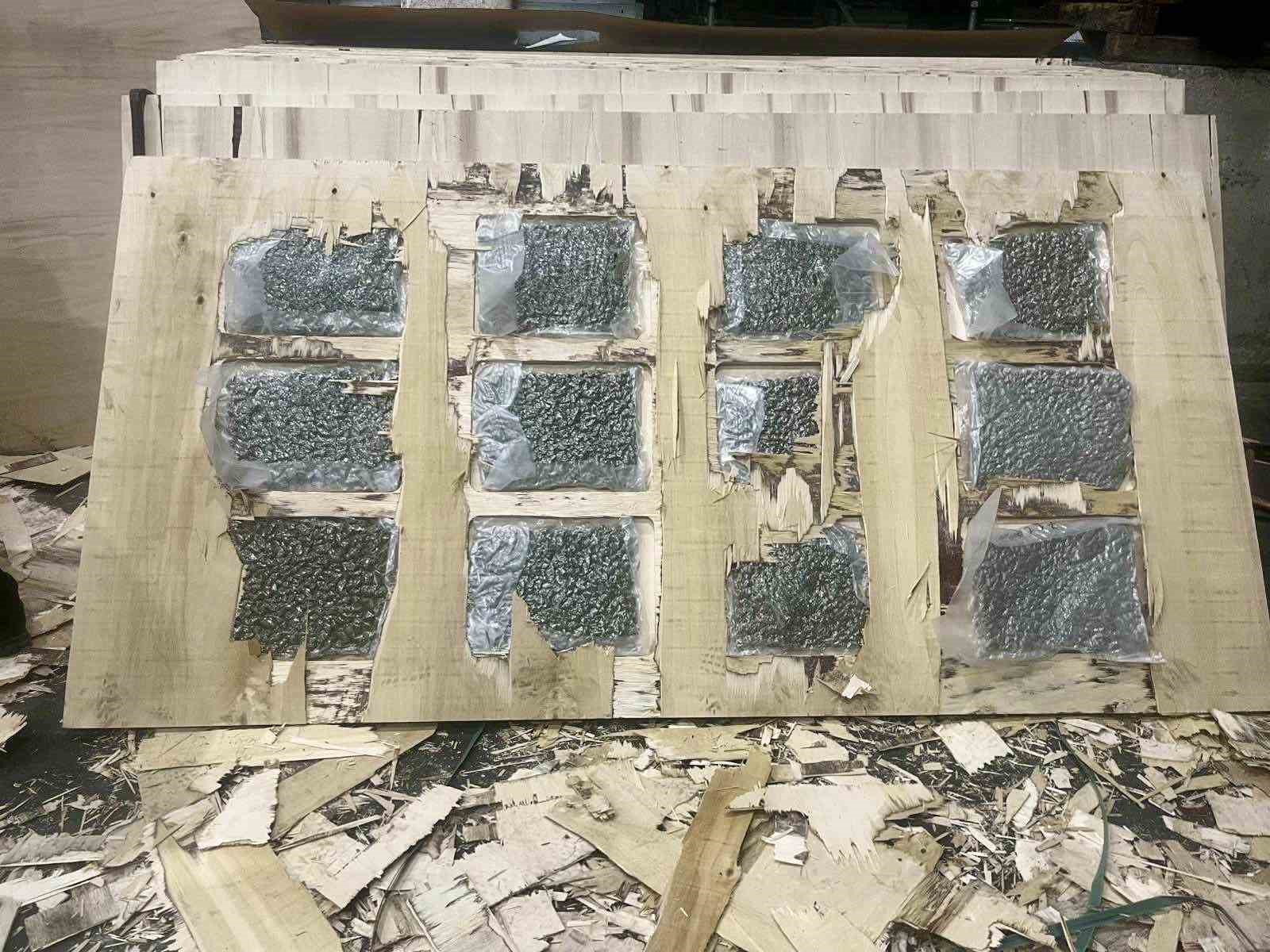 Kontrplaklar arasına gizlenen 700 kilo esrar sınırda ele geçirildi
