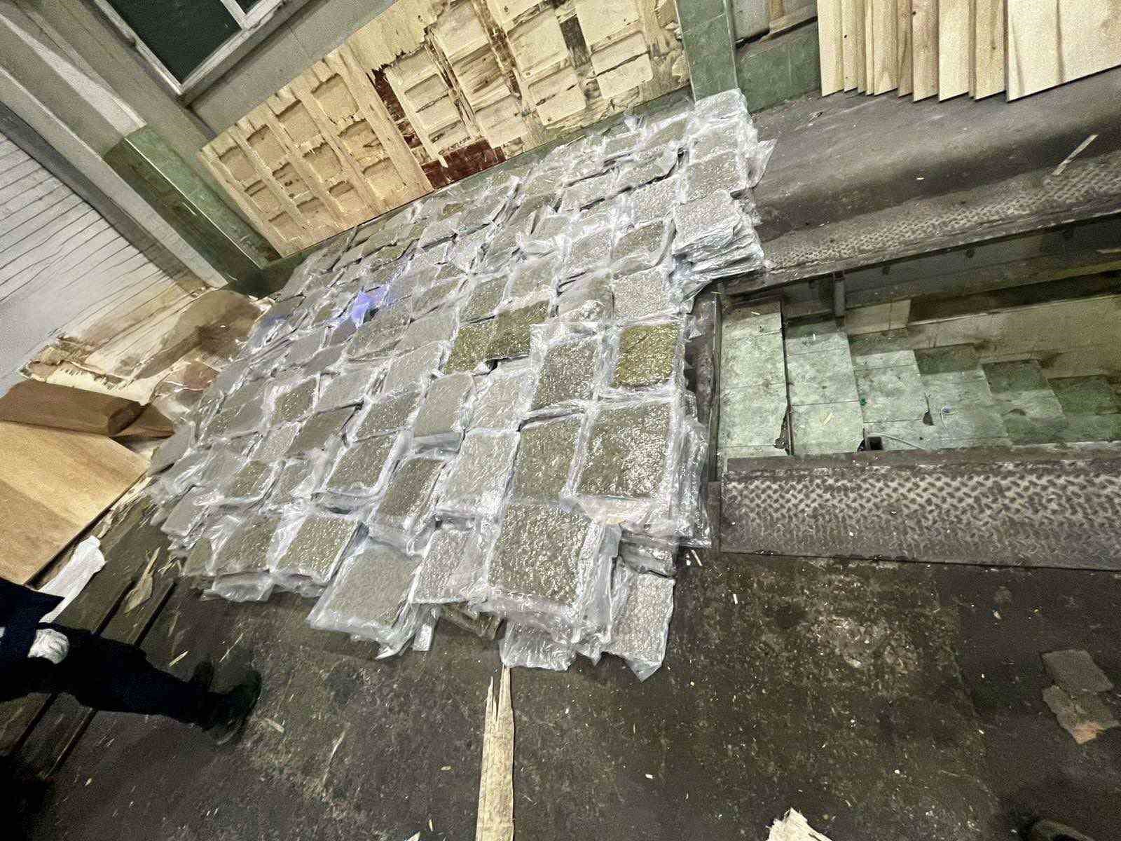 Kontrplaklar arasına gizlenen 700 kilo esrar sınırda ele geçirildi
