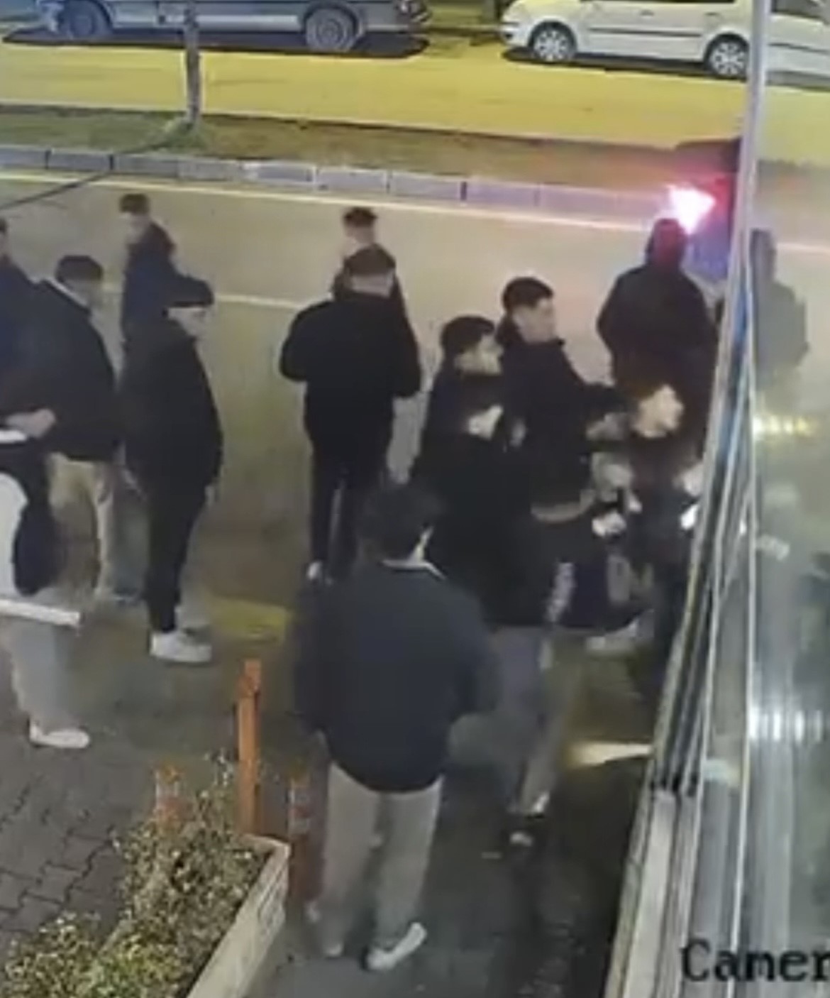 Konuşuyormuş gibi yapıp aniden yumruk attı, ortalık meydan muharebesini aratmadı
