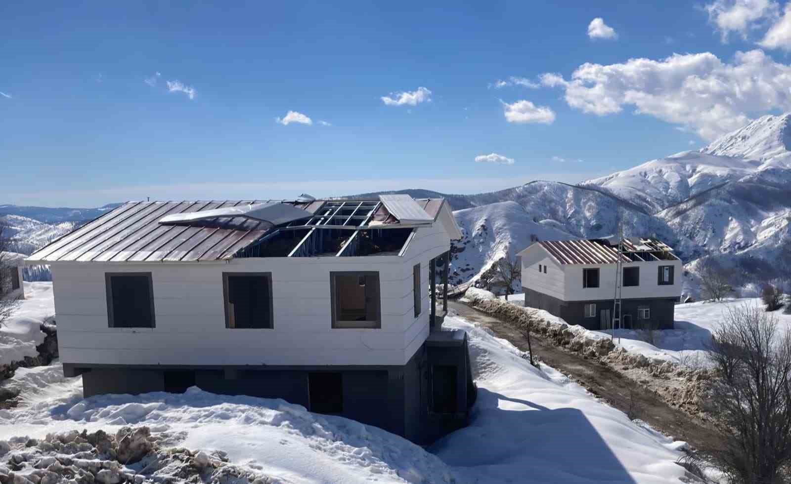 Konutların çatıları şiddetli rüzgara dayanamadı
