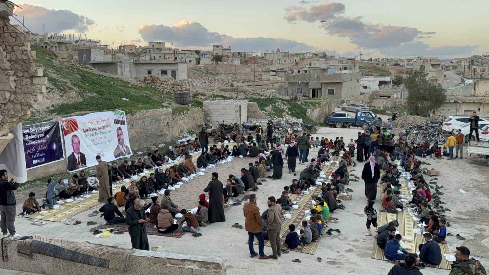 Konya Büyükşehir, Suriye’de iftar sofraları kuruyor
Konya Büyükşehir, Suriye’de iftar sofraları kuruyor