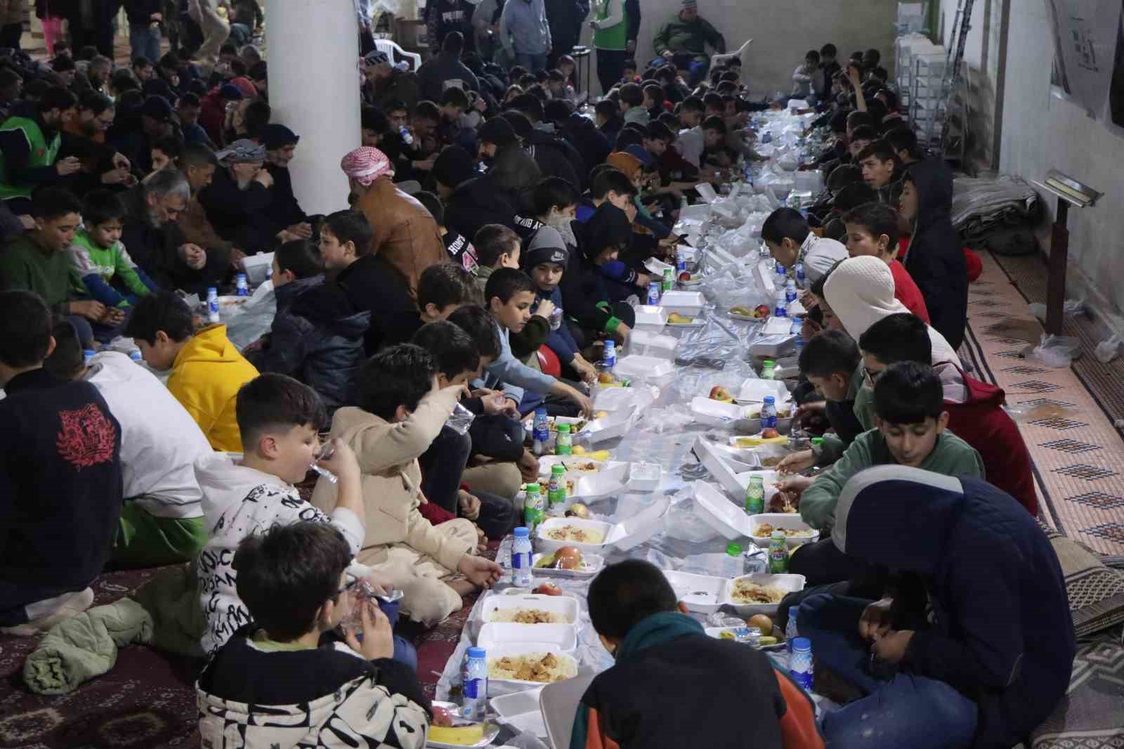 Konya Büyükşehir, Suriye’de iftar sofraları kuruyor
Konya Büyükşehir, Suriye’de iftar sofraları kuruyor