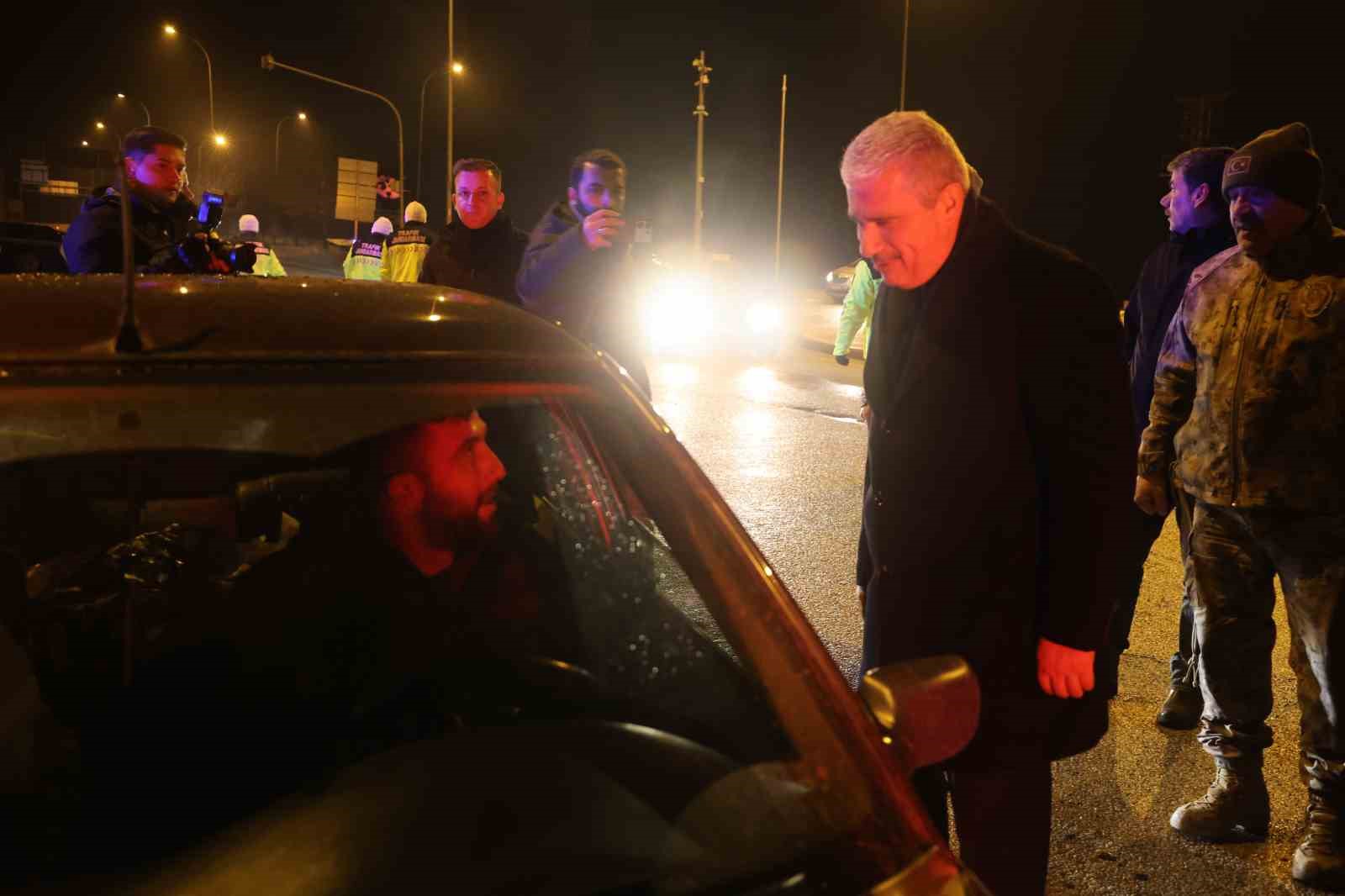 Konya protokolü, sürücülerin ve polislerin yeni yılını kutladı
