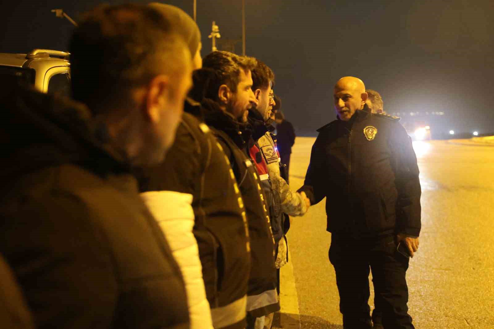 Konya protokolü, sürücülerin ve polislerin yeni yılını kutladı
