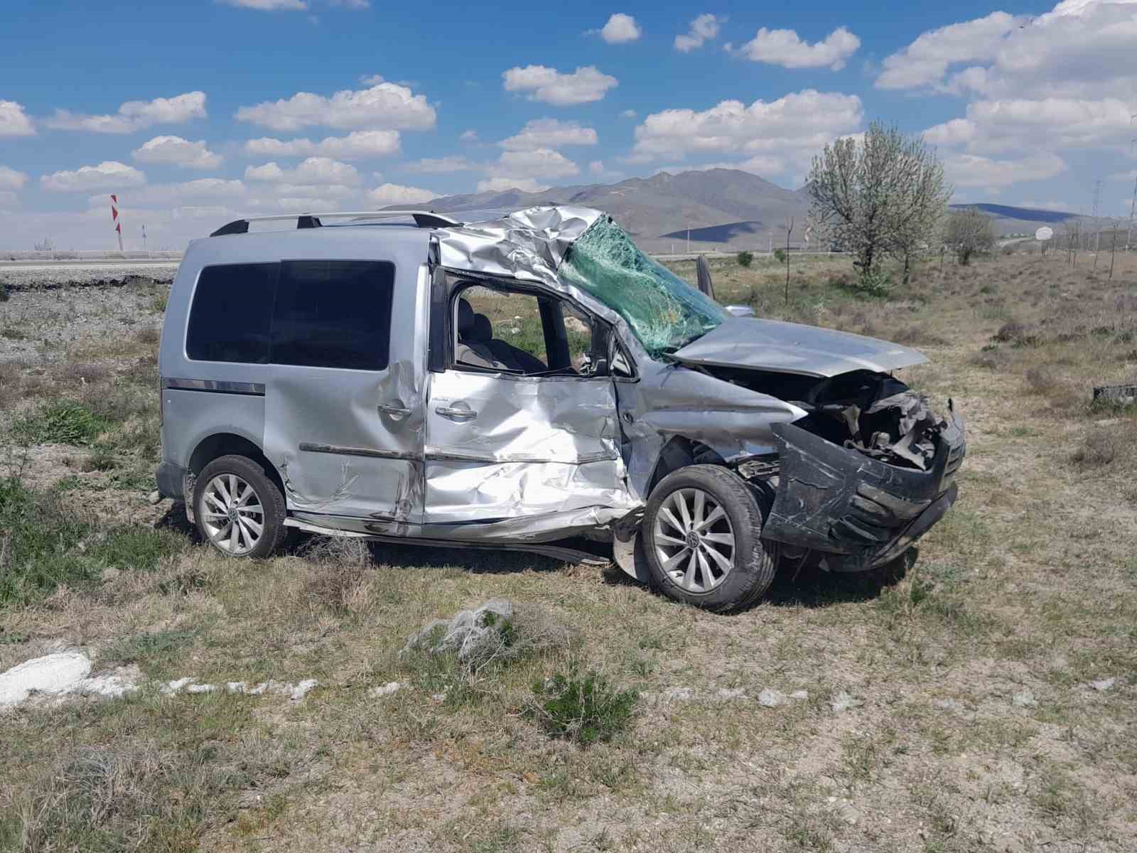 Konya tır ile hafif ticari araç çarpıştı: 1 ölü
