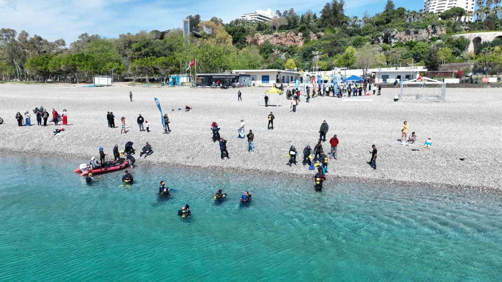 Konyaaltı Sahili’nde deniz dibi ve kıyı temizliği yapıldı
