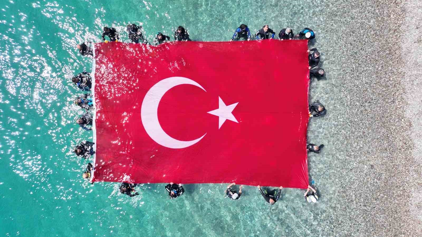 Konyaaltı Sahili’nde deniz dibi ve kıyı temizliği yapıldı
