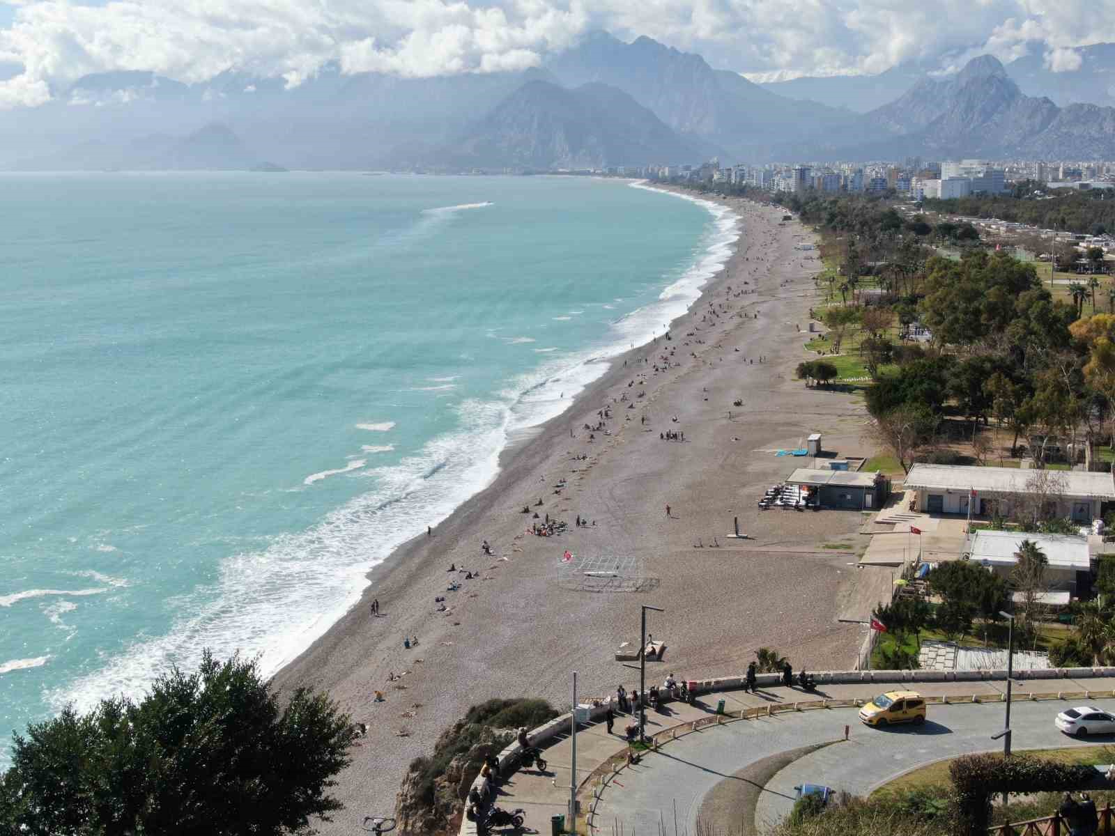 Konyaaltı Sahili’nde selin izleri arasında deniz keyfi
