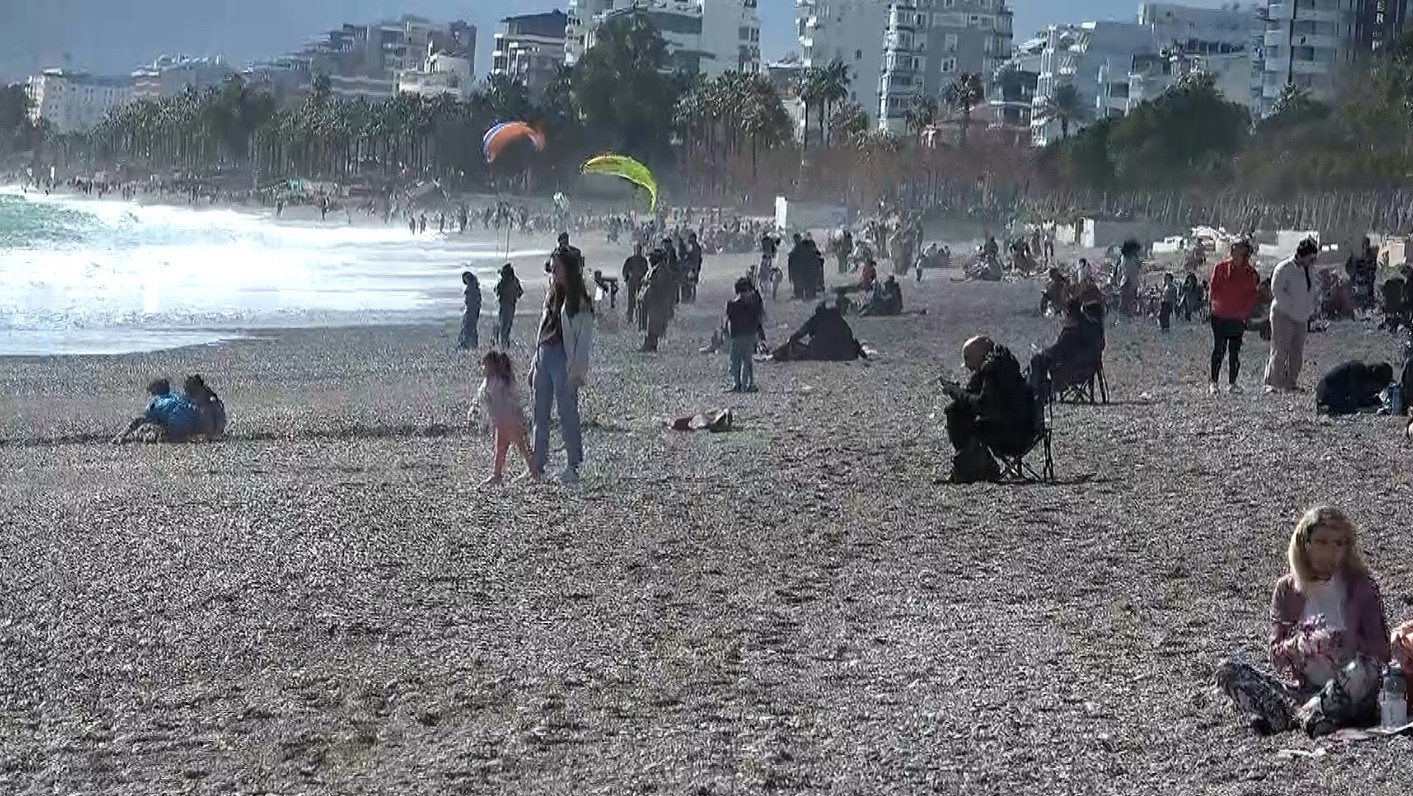 Konyaaltı Sahili’nde selin izleri arasında deniz keyfi
