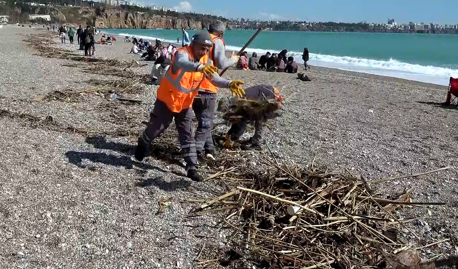 Konyaaltı Sahili’nde selin izleri arasında deniz keyfi
