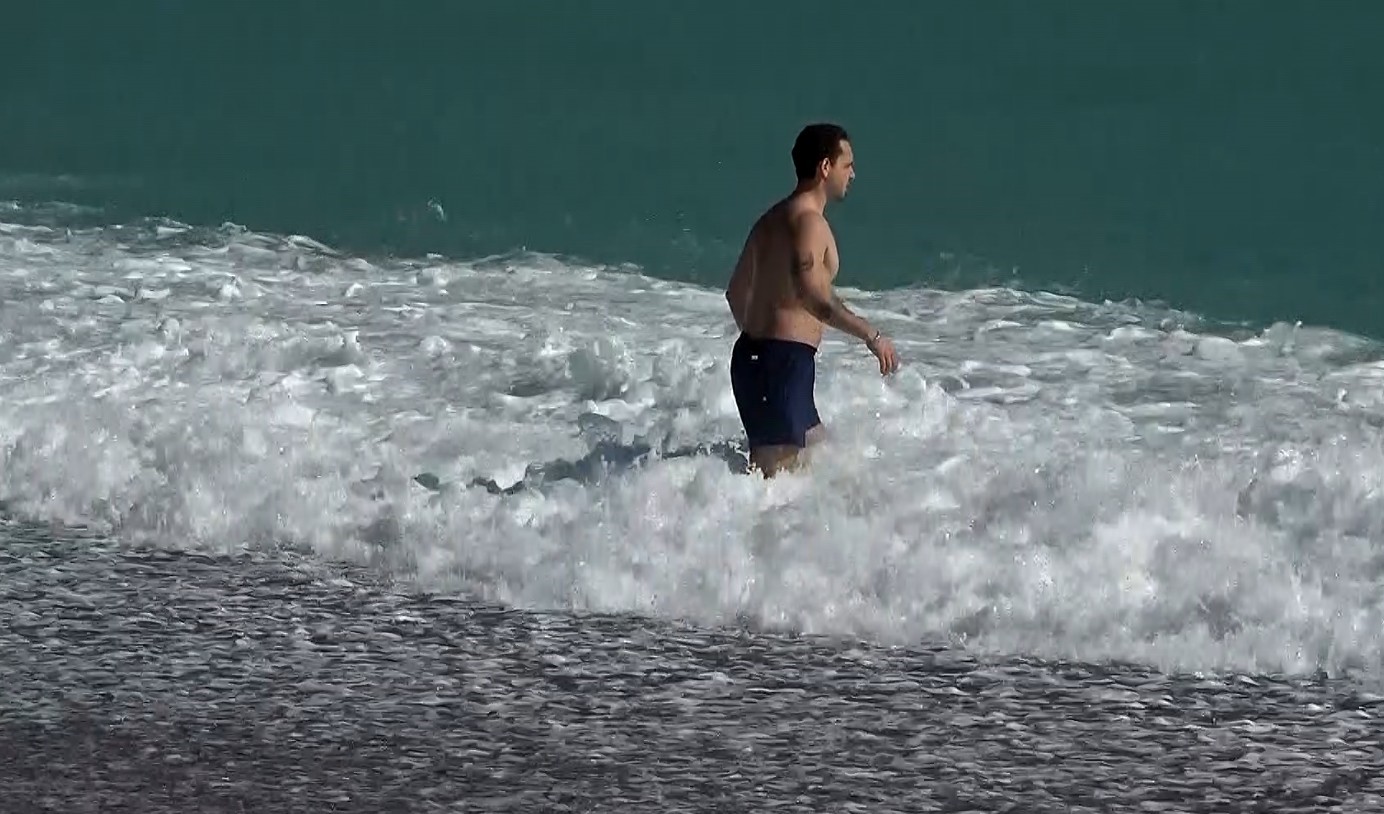 Konyaaltı Sahili’nde selin izleri arasında deniz keyfi
