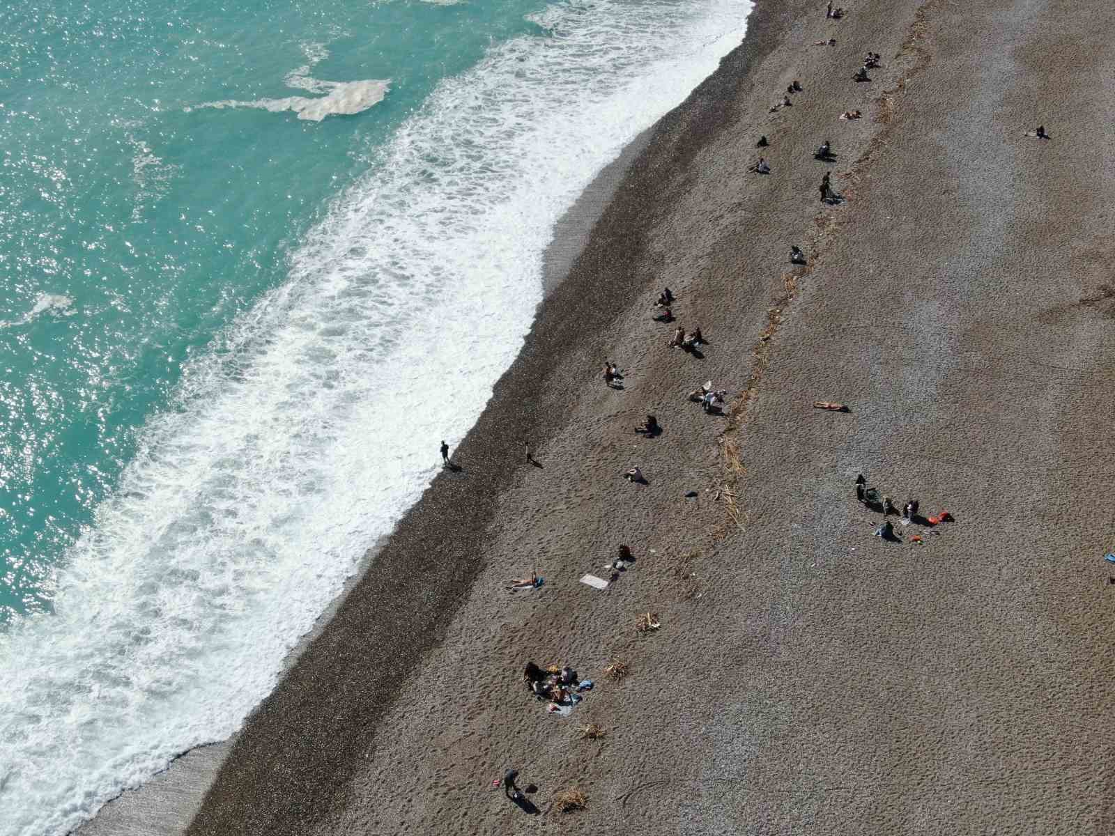 Konyaaltı Sahili’nde selin izleri arasında deniz keyfi
