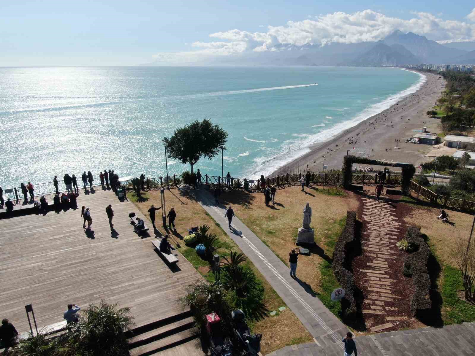 Konyaaltı Sahili’nde selin izleri arasında deniz keyfi

