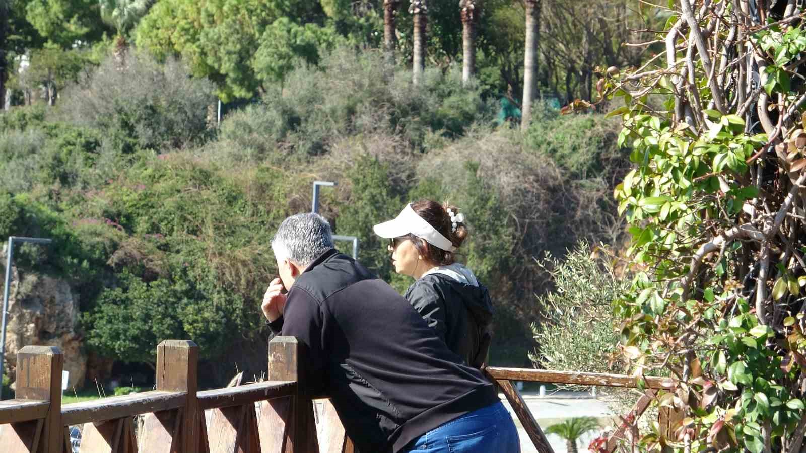 Konyaaltı Sahili’nde selin izleri arasında deniz keyfi
