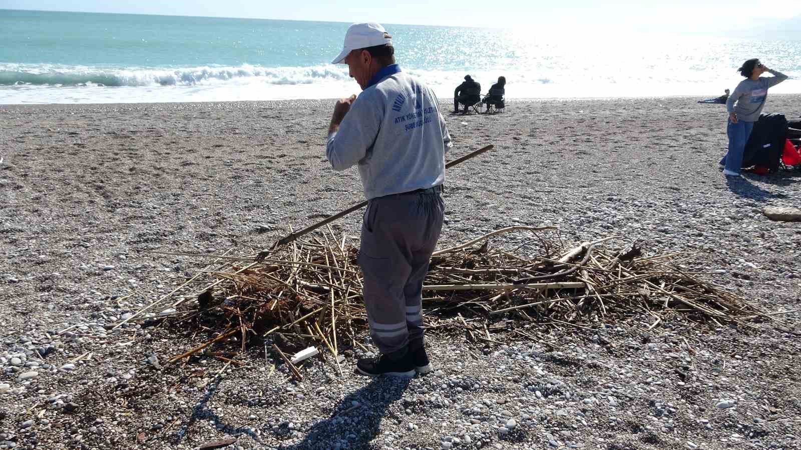 Konyaaltı Sahili’nde selin izleri arasında deniz keyfi
