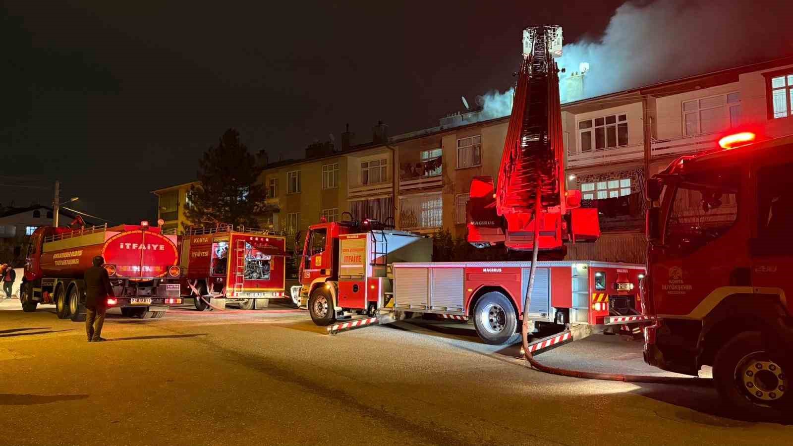 Konya’da 3 katlı apartmanın çatısında yangın paniği

