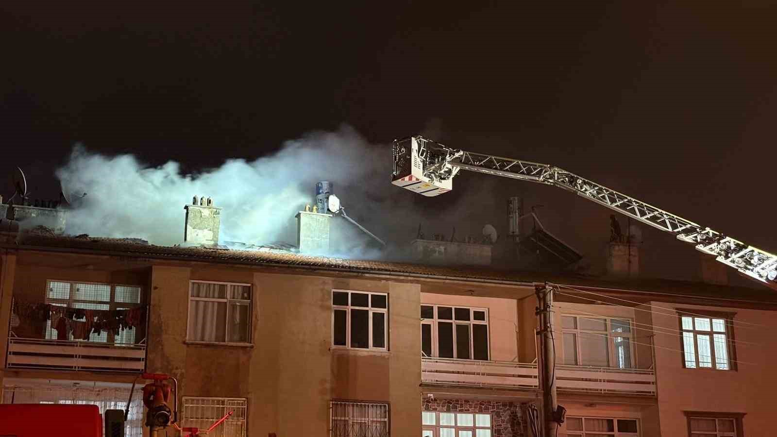 Konya’da 3 katlı apartmanın çatısında yangın paniği
