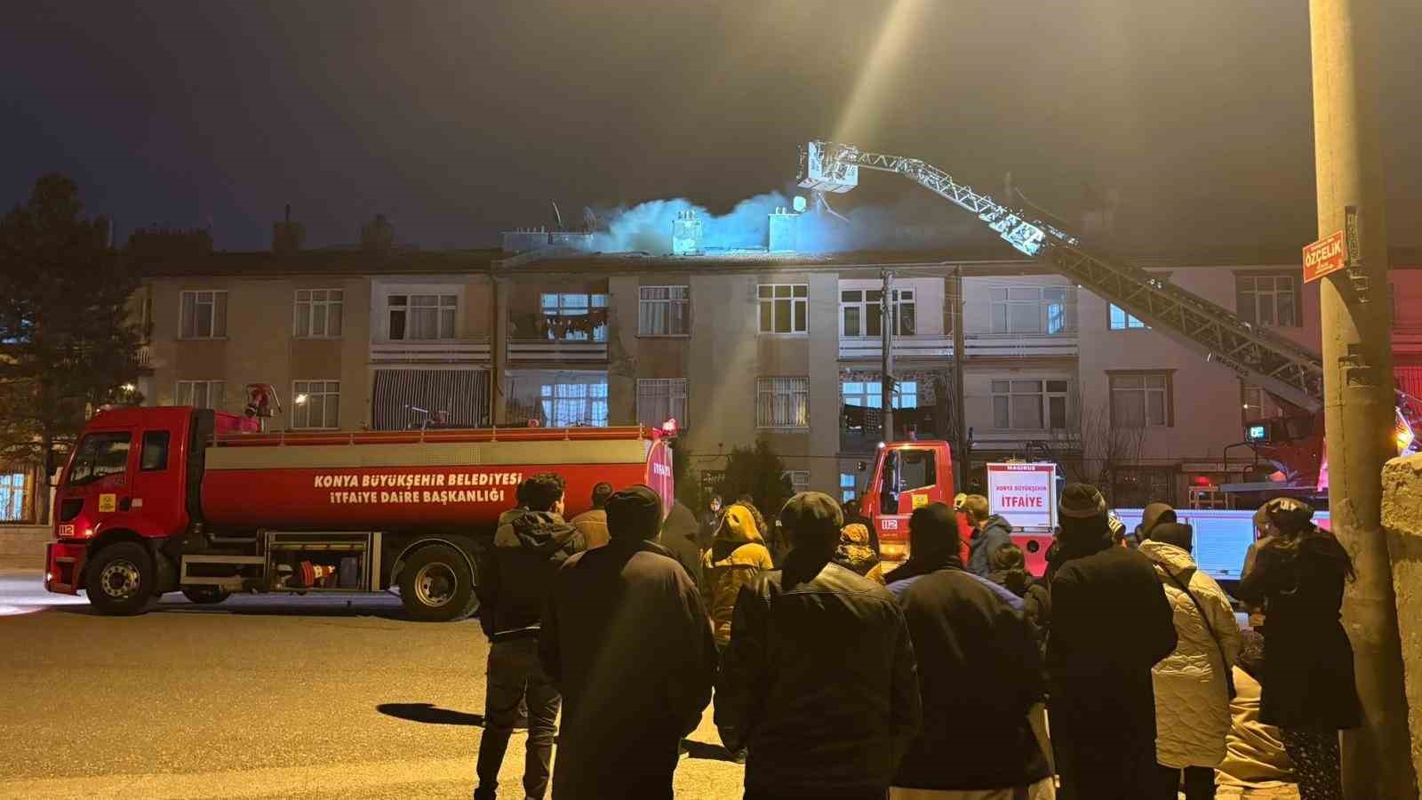 Konya’da 3 katlı apartmanın çatısında yangın paniği
