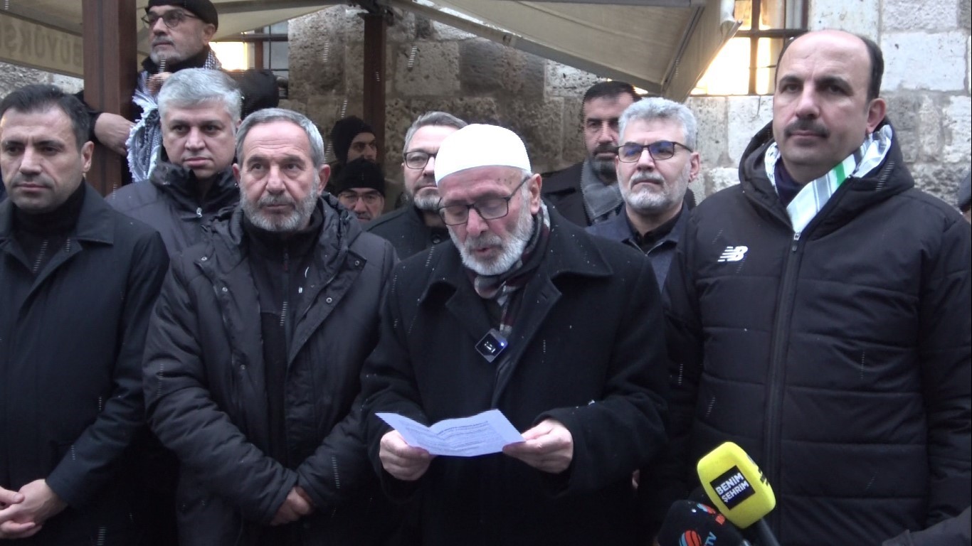 Konya’da aileler yeni yılın ilk sabah namazında camide buluştu
