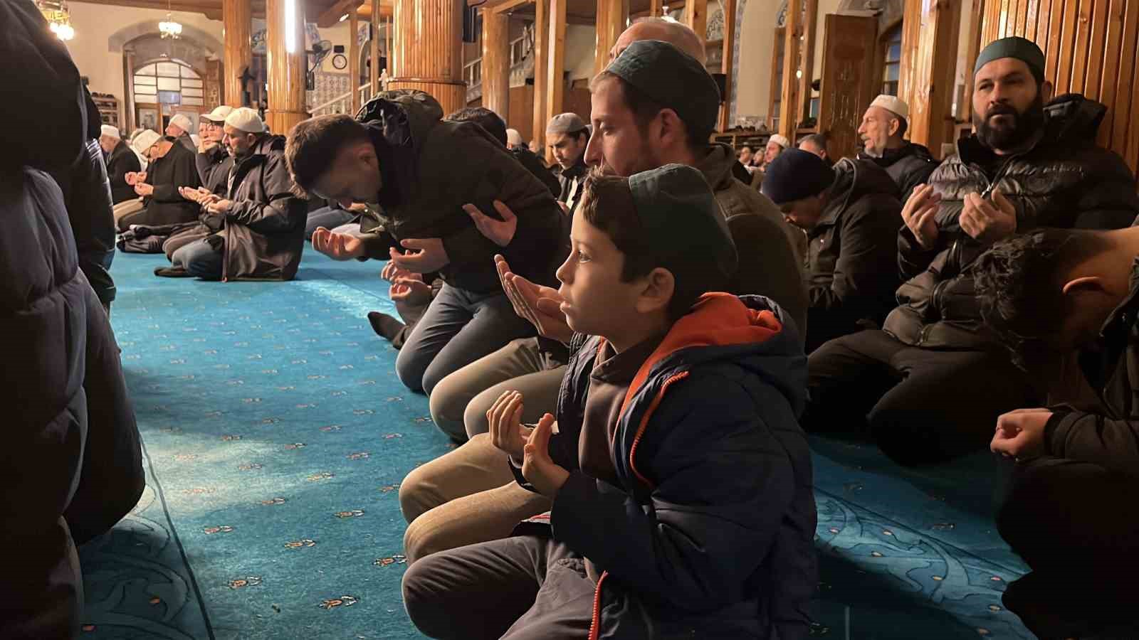 Konya’da aileler yeni yılın ilk sabah namazında camide buluştu
