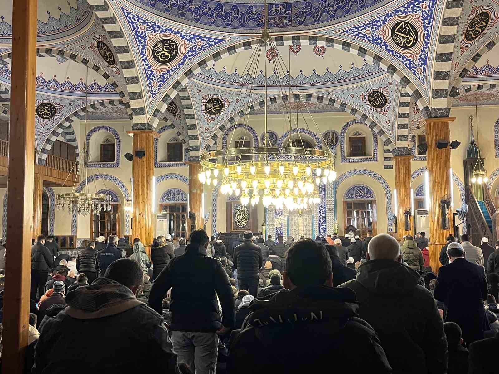Konya’da aileler yeni yılın ilk sabah namazında camide buluştu
