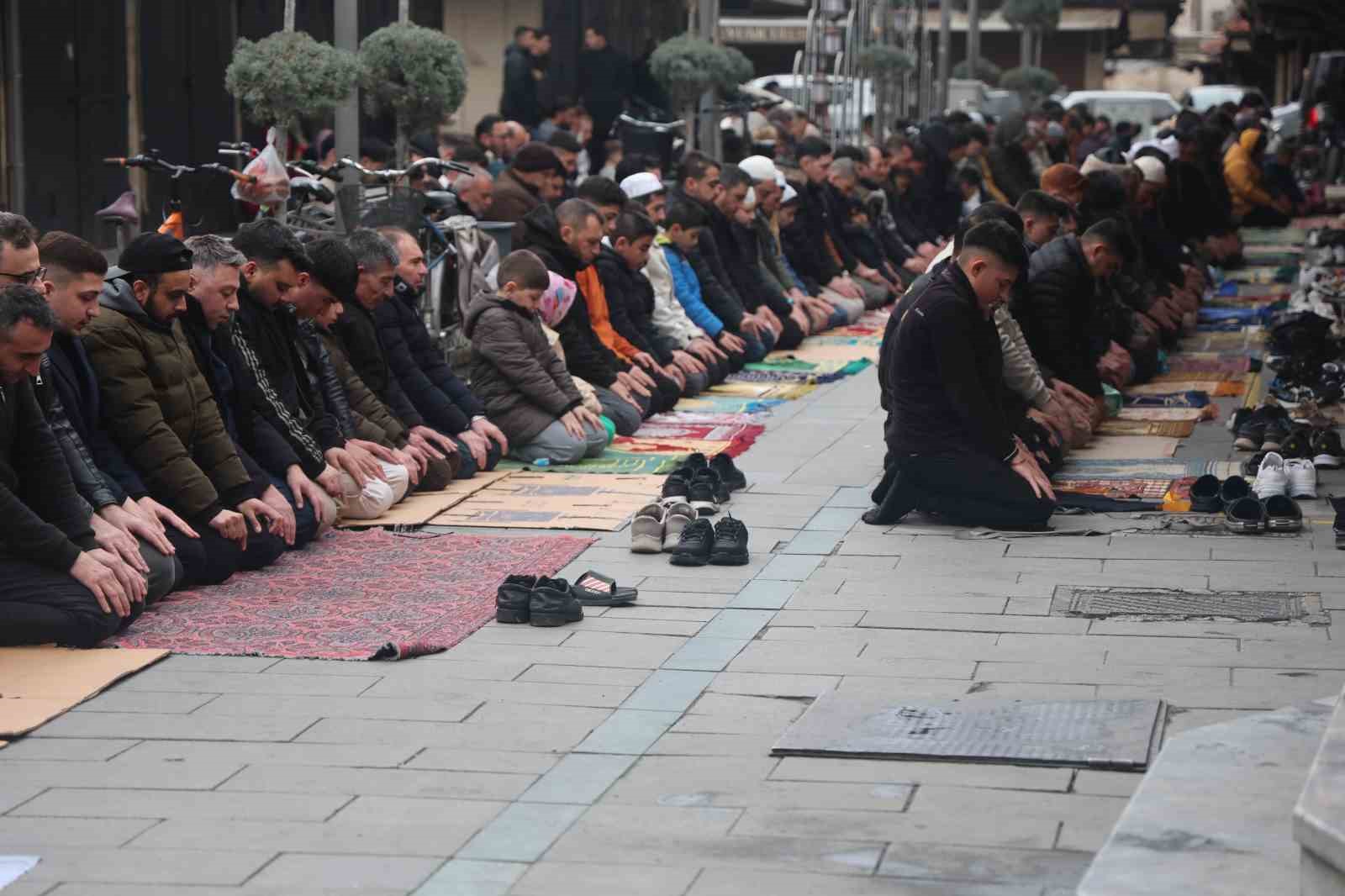 Konya’da Bayram Namazında camiler doldu
