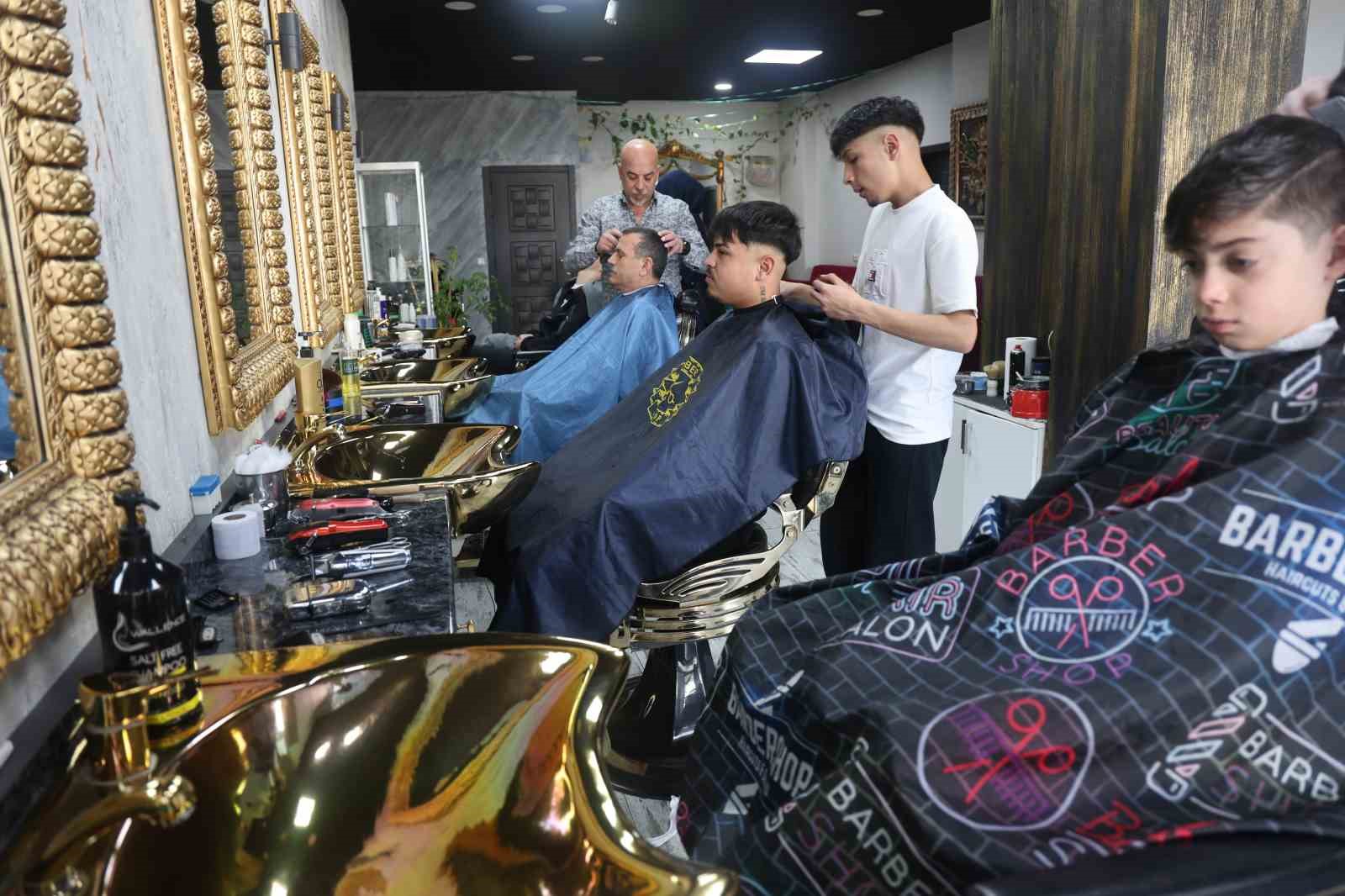 Konya’da berberlerde gün boyu bayram yoğunluğu
