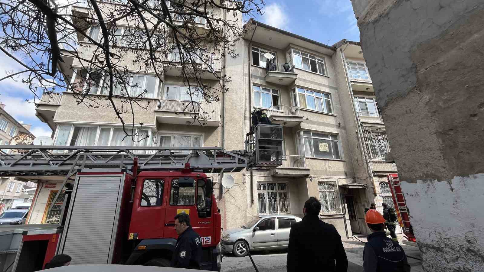 Konya’da binada çıkan yangında mahsur kalan 5’i çocuk 8 kişi ekiplerce kurtarıldı
