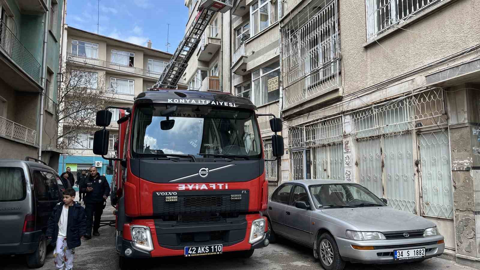 Konya’da binada çıkan yangında mahsur kalan 5’i çocuk 8 kişi ekiplerce kurtarıldı
