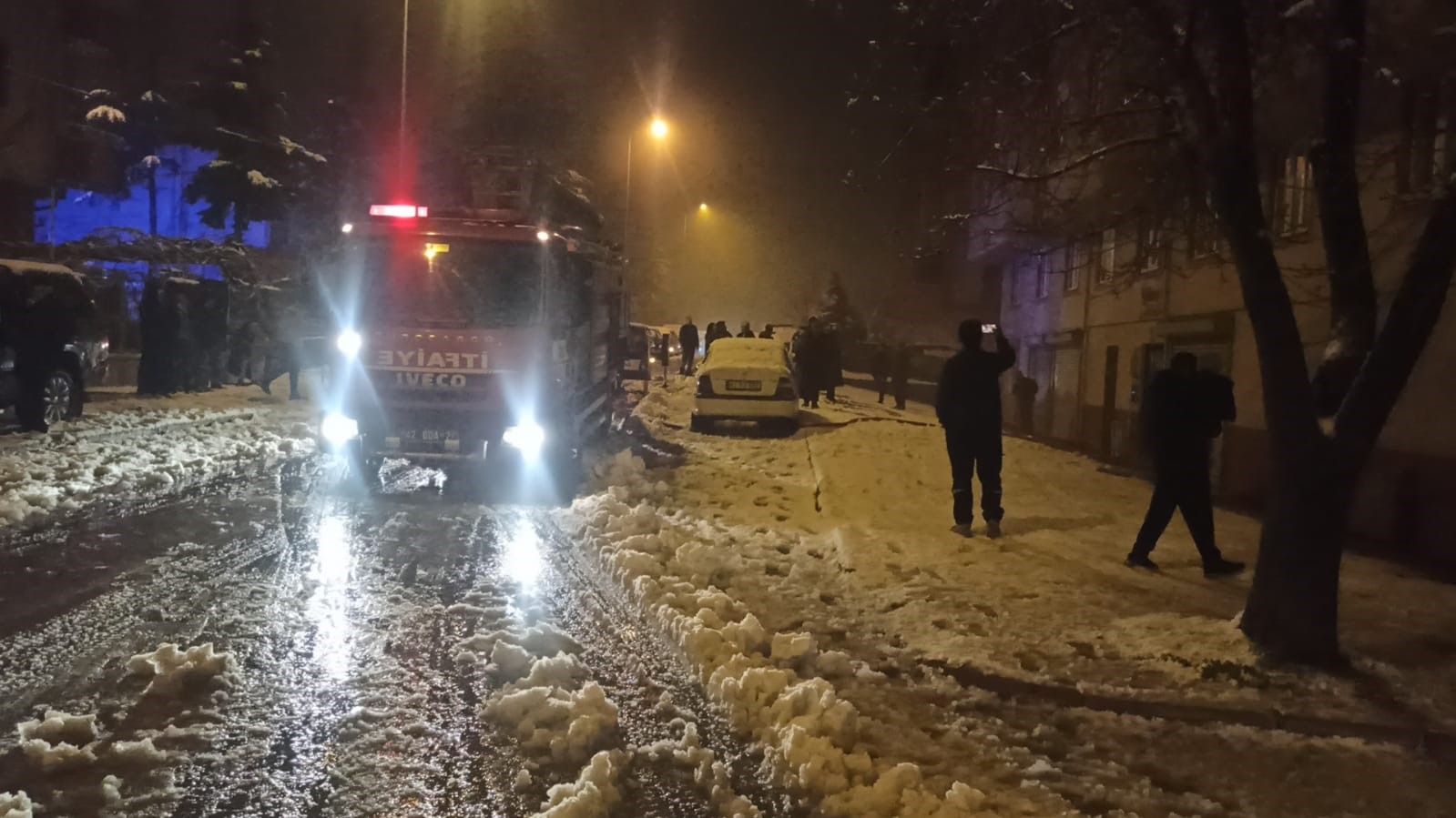 Konya’da bir binada çıkan yangında 6 kişi dumandan etkilendi
