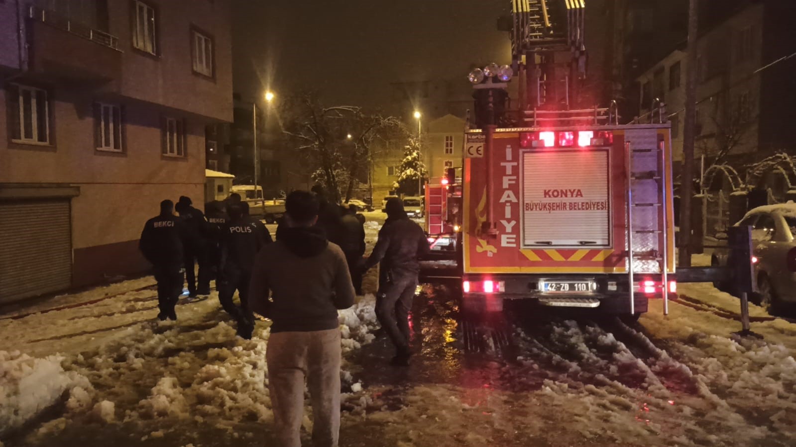 Konya’da bir binada çıkan yangında 6 kişi dumandan etkilendi

