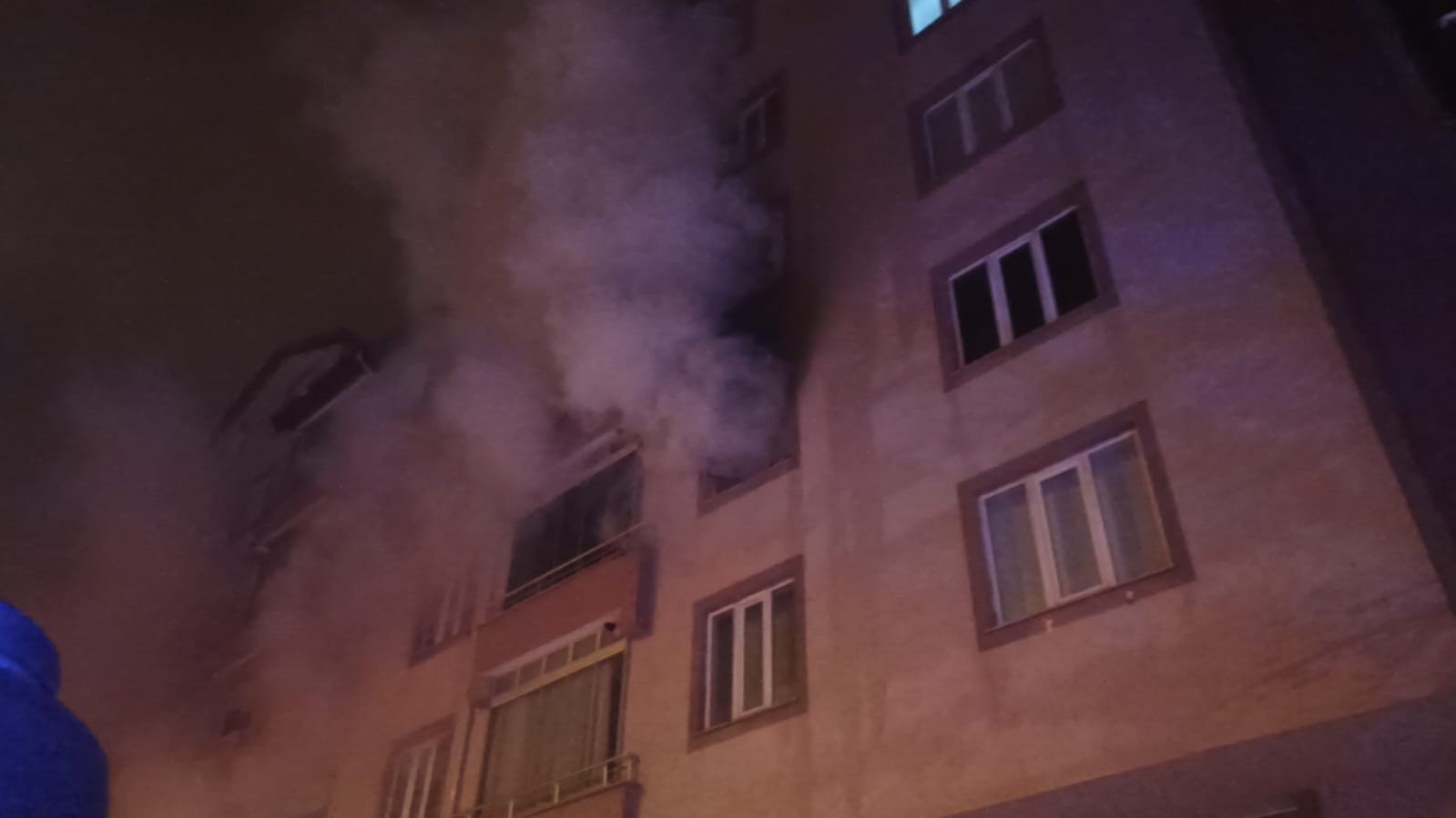 Konya’da bir binada çıkan yangında 6 kişi dumandan etkilendi
