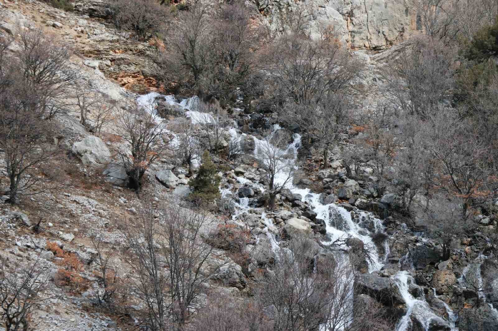 Konya’da eriyen kar suları Göksu Nehri’ni coşturdu

