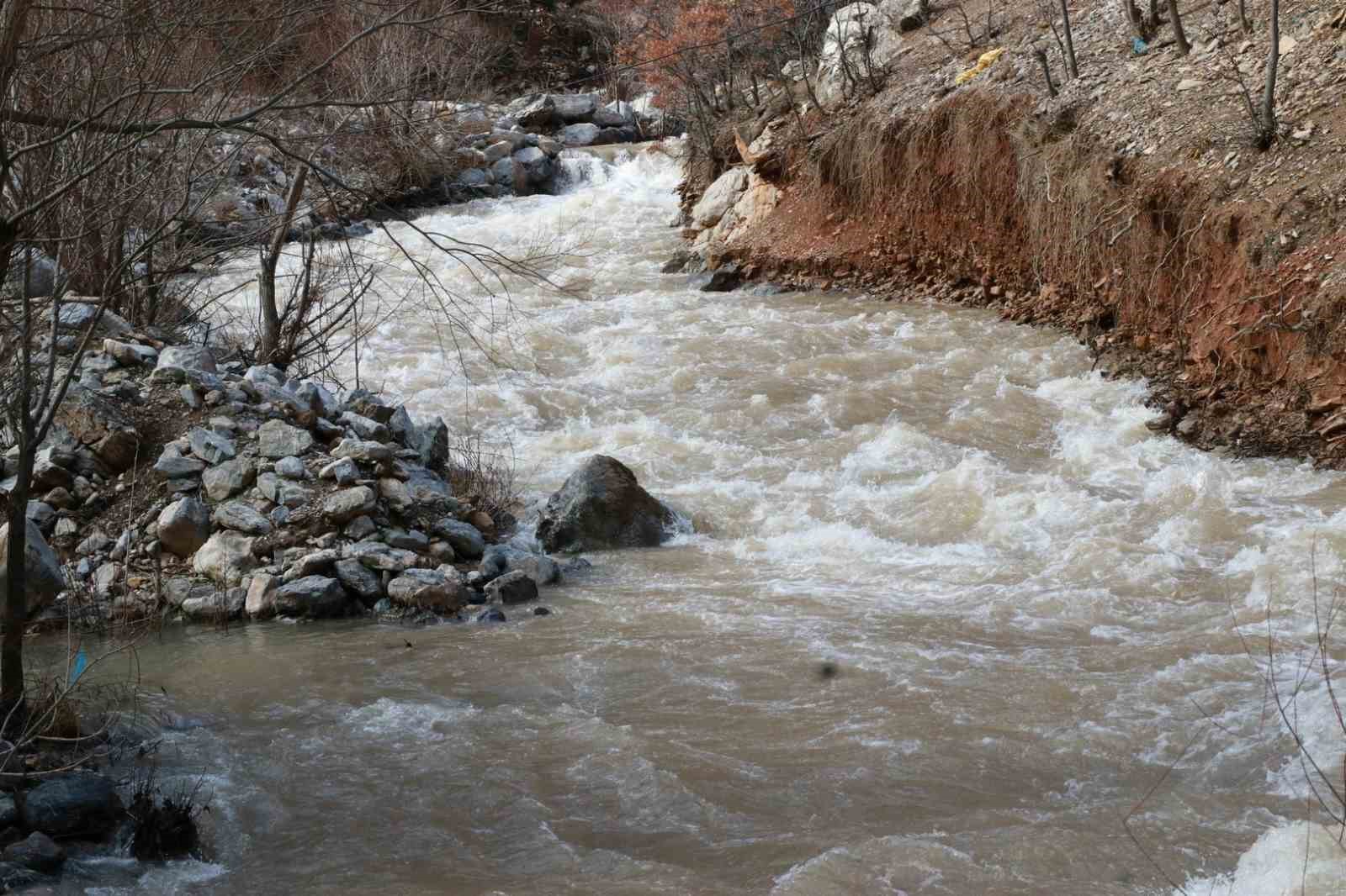 Konya’da eriyen kar suları Göksu Nehri’ni coşturdu

