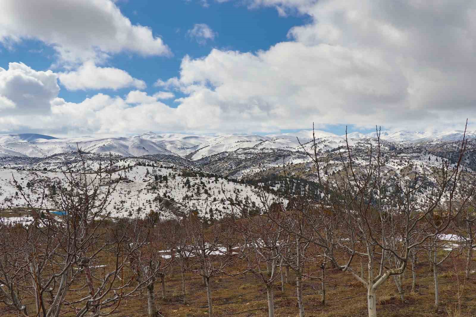 Konya’da eriyen kar suları Göksu Nehri’ni coşturdu

