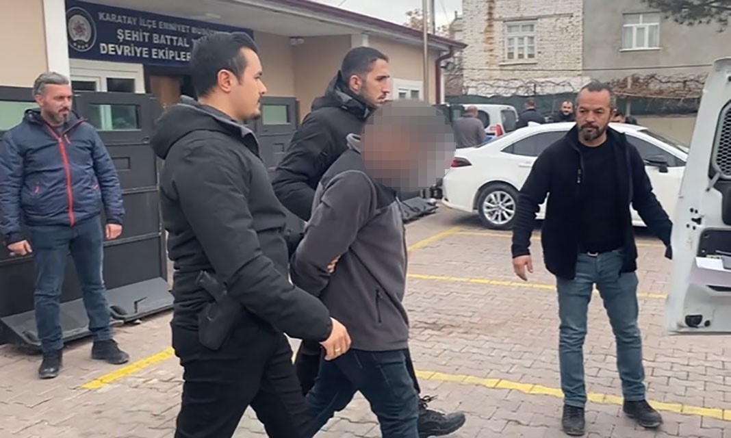 Konya’da farklı kılıklara giren firari, polisin takibinden kaçamadı
Konya’da farklı kılıklara giren firari, polisin takibinden kaçamadı