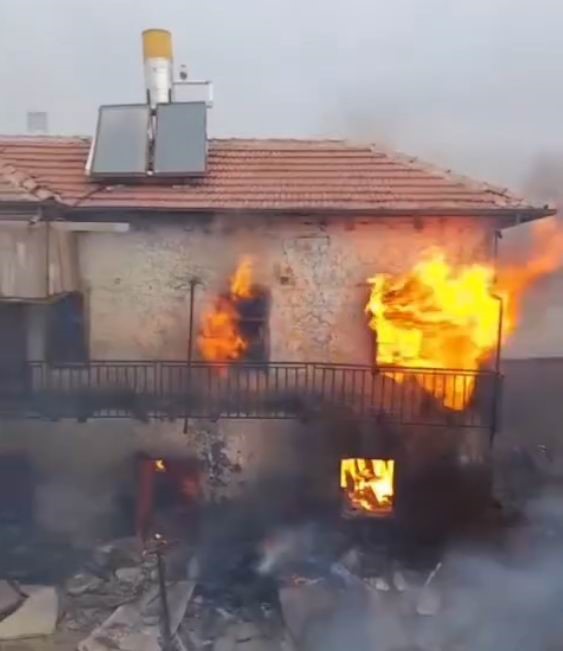 Konya’da fırtınada ev ve çiftlikteki saman balyaları alev alev yandı
Konya’da fırtınada ev ve çiftlikteki saman balyaları alev alev yandı