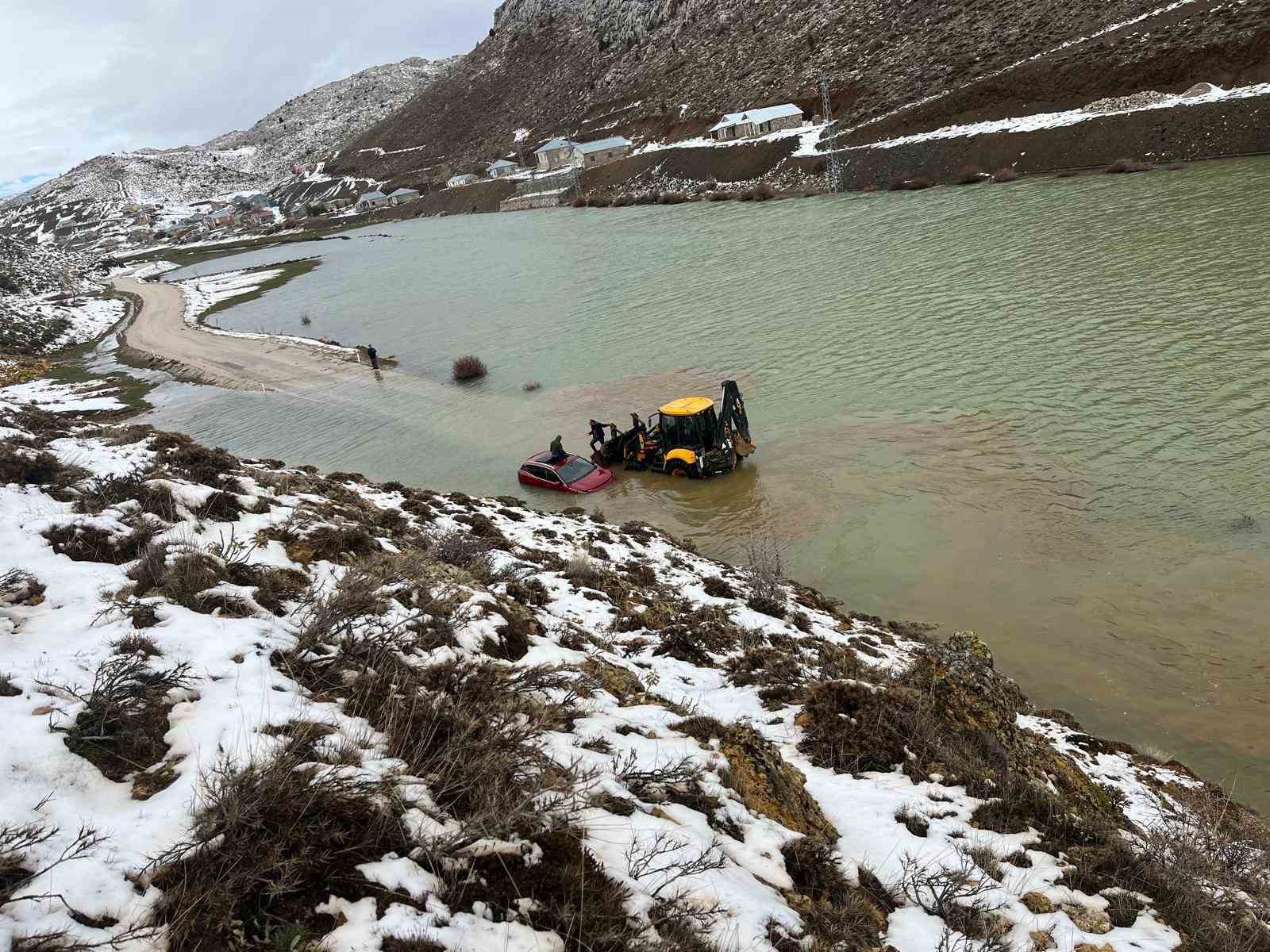 Konya’da göle dönen yayla yolunda araçta mahsur kalan aile kurtarıldı
