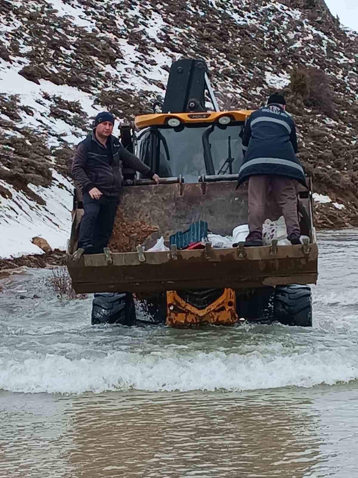 Konya’da göle dönen yayla yolunda araçta mahsur kalan aile kurtarıldı
