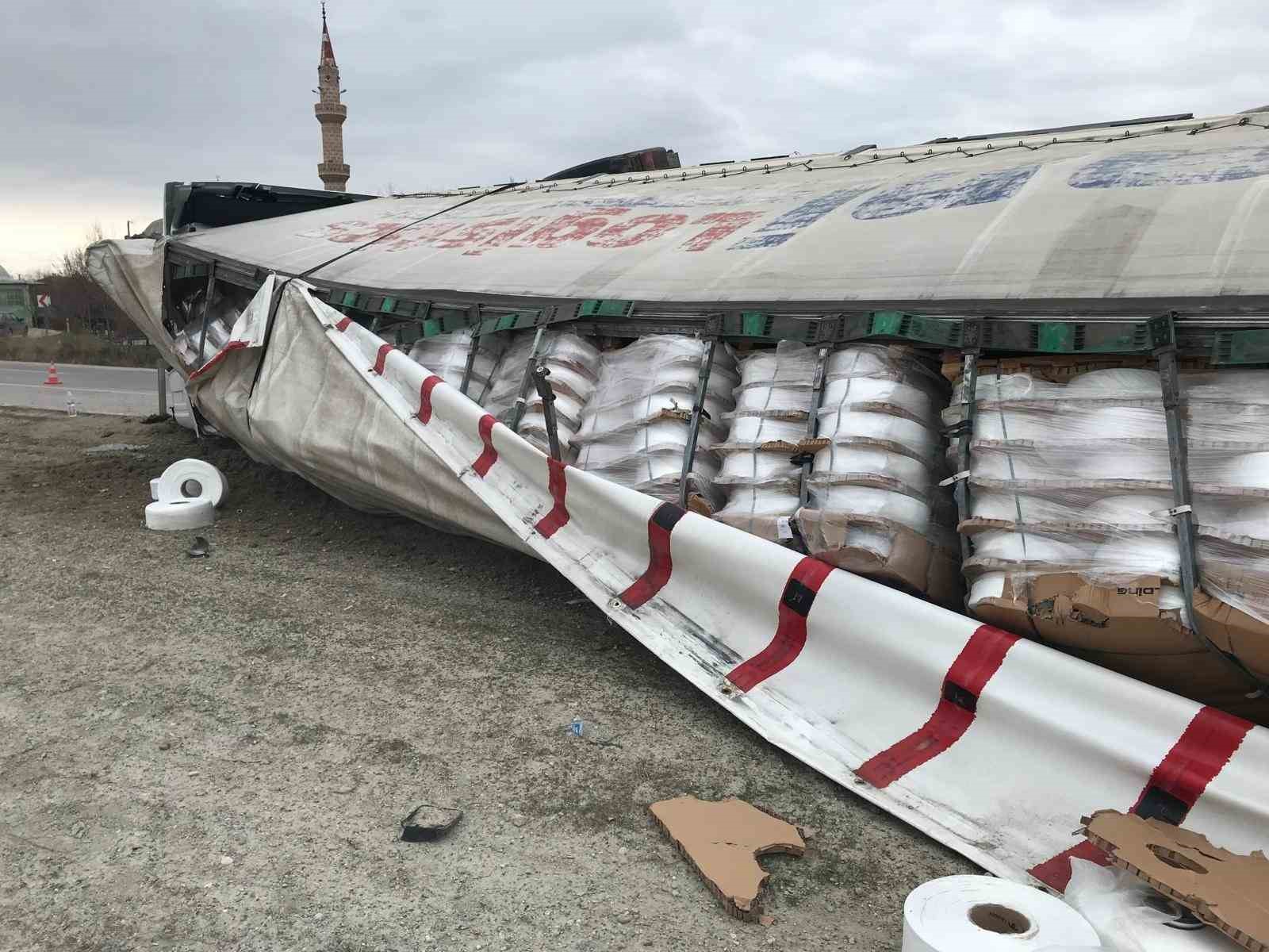 Konya’da iplik yüklü tır devrildi: 1 yaralı
