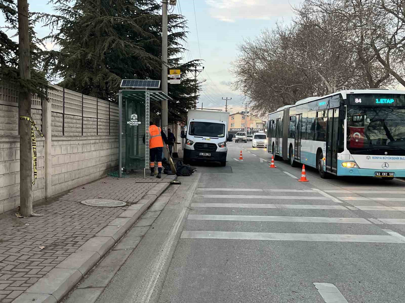 Konya’da motosiklet otobüs durağına çarptı: 1 ölü
