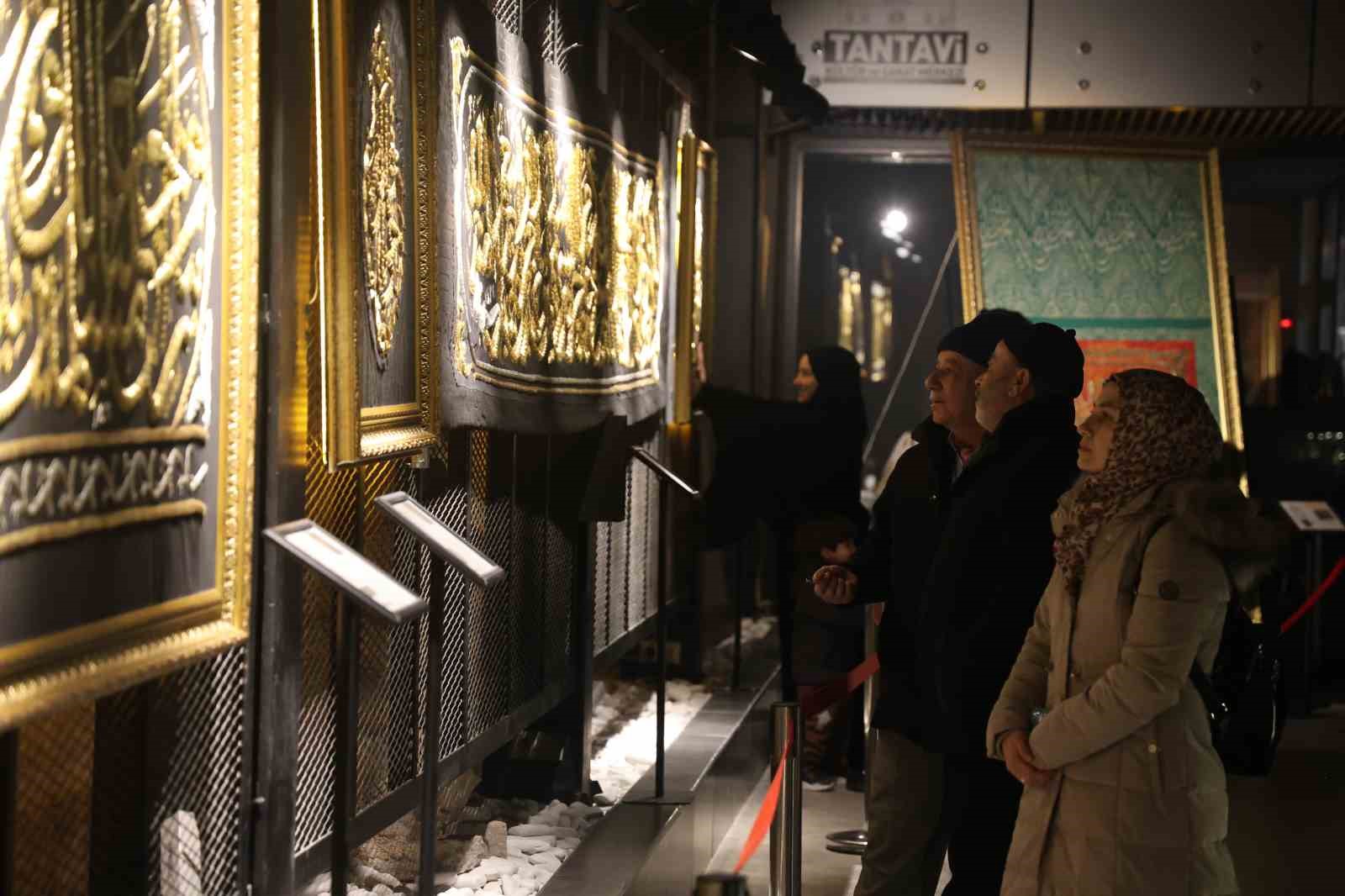 Konya’da Mukaddes Emanetler sergisine yoğun ilgi
