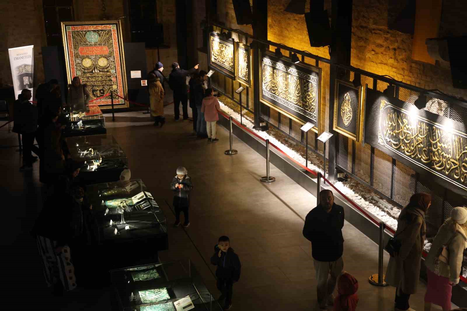 Konya’da Mukaddes Emanetler sergisine yoğun ilgi

