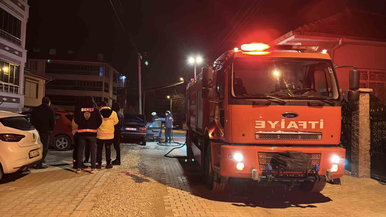 Konya’da park halindeki otomobil alev alev yandı
