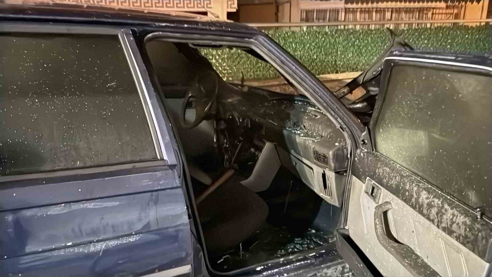 Konya’da park halindeki otomobil alev alev yandı
