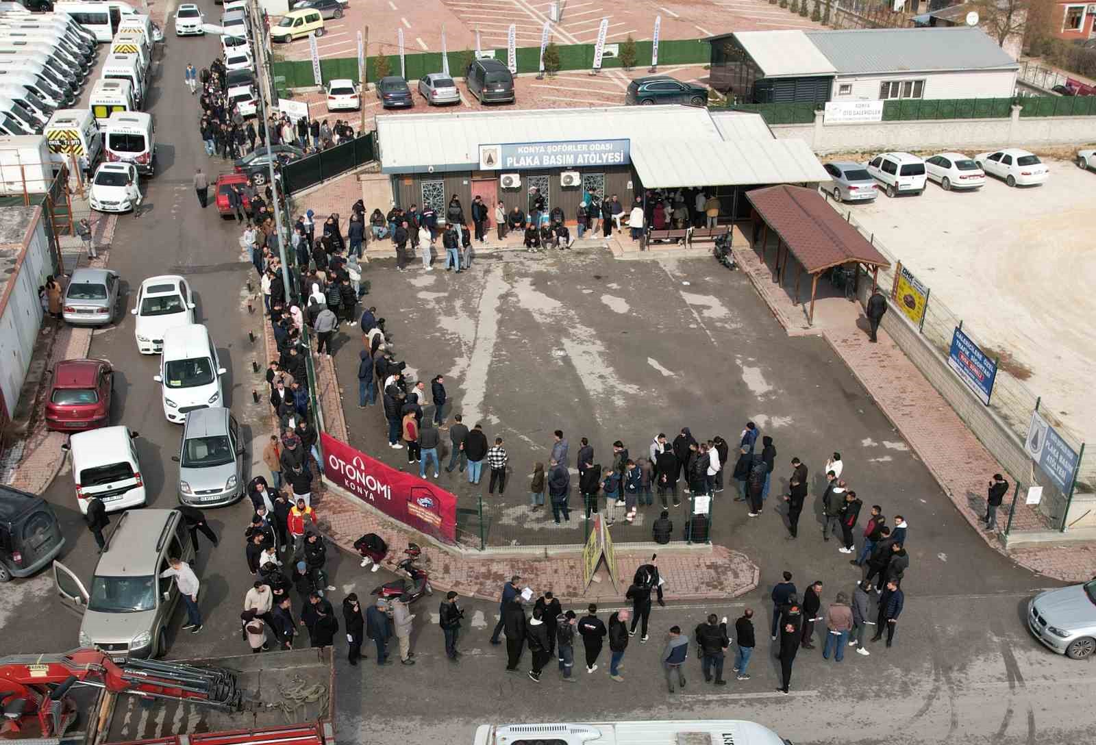 Konya’da plaka değiştirme kuyruğu

